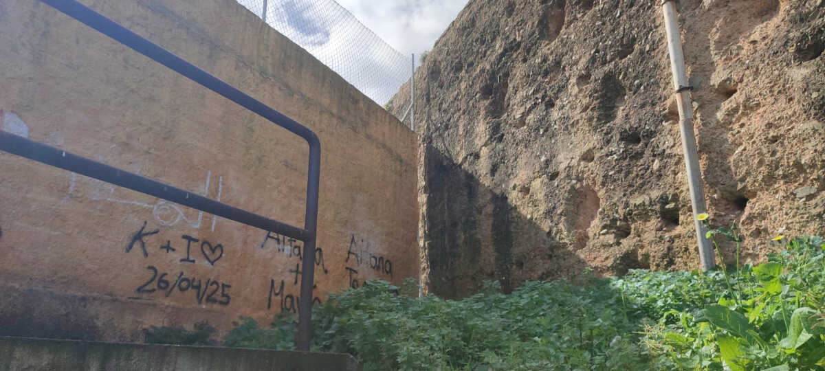Deterioro de las Murallas Mariníes tras las últimas borrascas, así como de los daños sobre el colegio Valle Inclán / AA.VV Villajovita