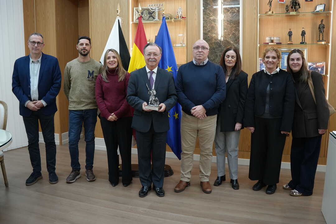Vivas recibe a la nueva Junta de Gobierno de la Hermandad de la Vera Cruz