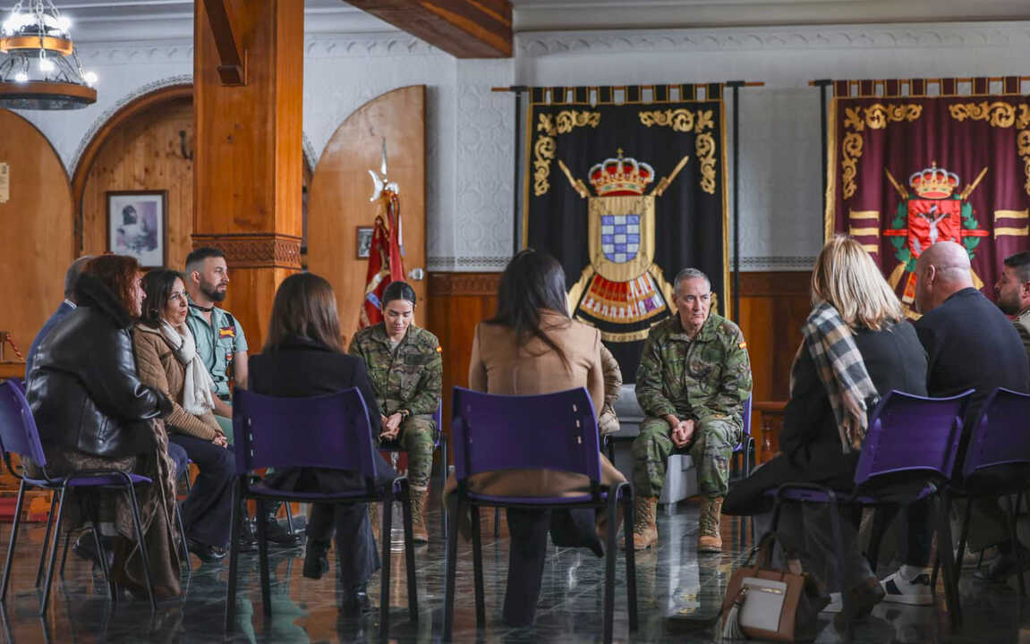La ministra de Defensa rinde homenaje al capitán enfermero fallecido en Adamuz. Foto: Ministerio de Defensa