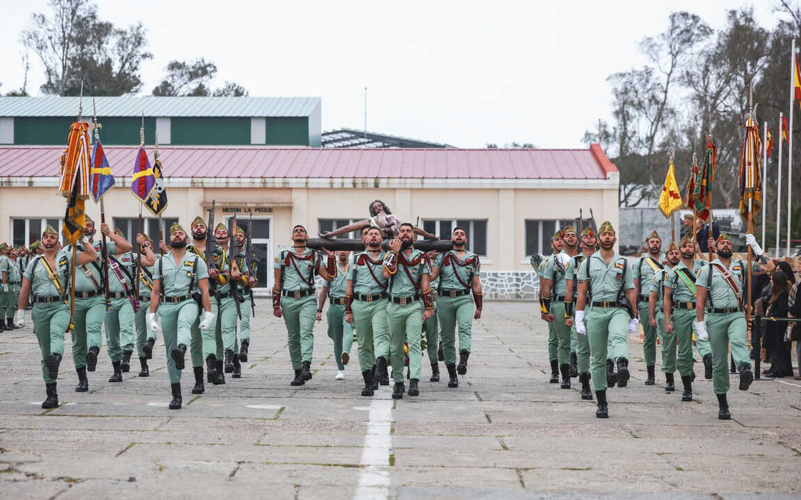 La ministra de Defensa rinde homenaje al capitán enfermero fallecido en Adamuz. Foto: Ministerio de Defensa