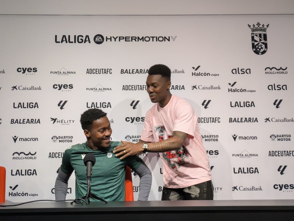 Bassinga y Koné en sala de prensa.