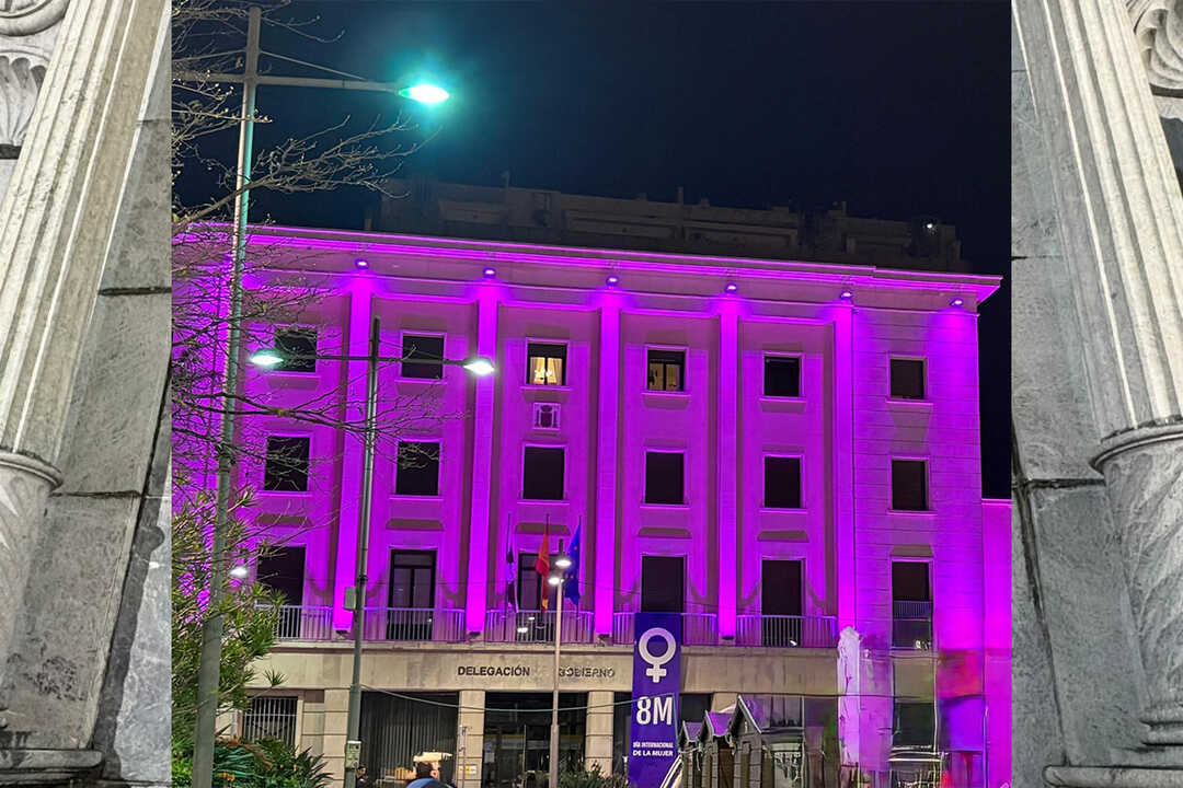 La Delegación del Gobierno iluminada en morado