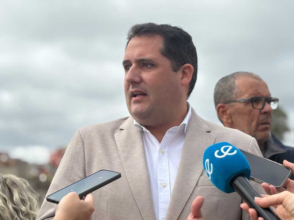 Alejandro Ramírez durante su comparecencia en el Huerto urbano 'La Esperanza' / Alma Palomino