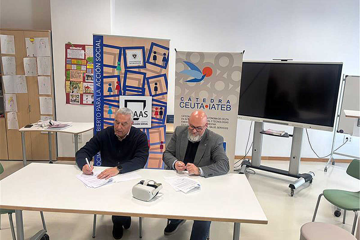 Firma del convenio entre la AECC y la Cátedra