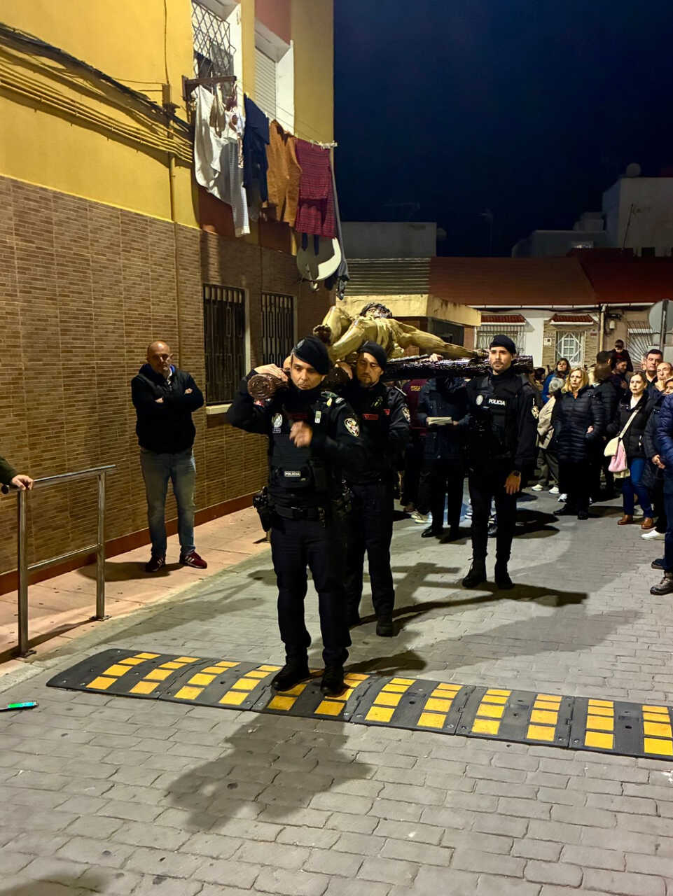 Los agentes de la UIR durante el traslado de la Encrucijada el pasado viernes