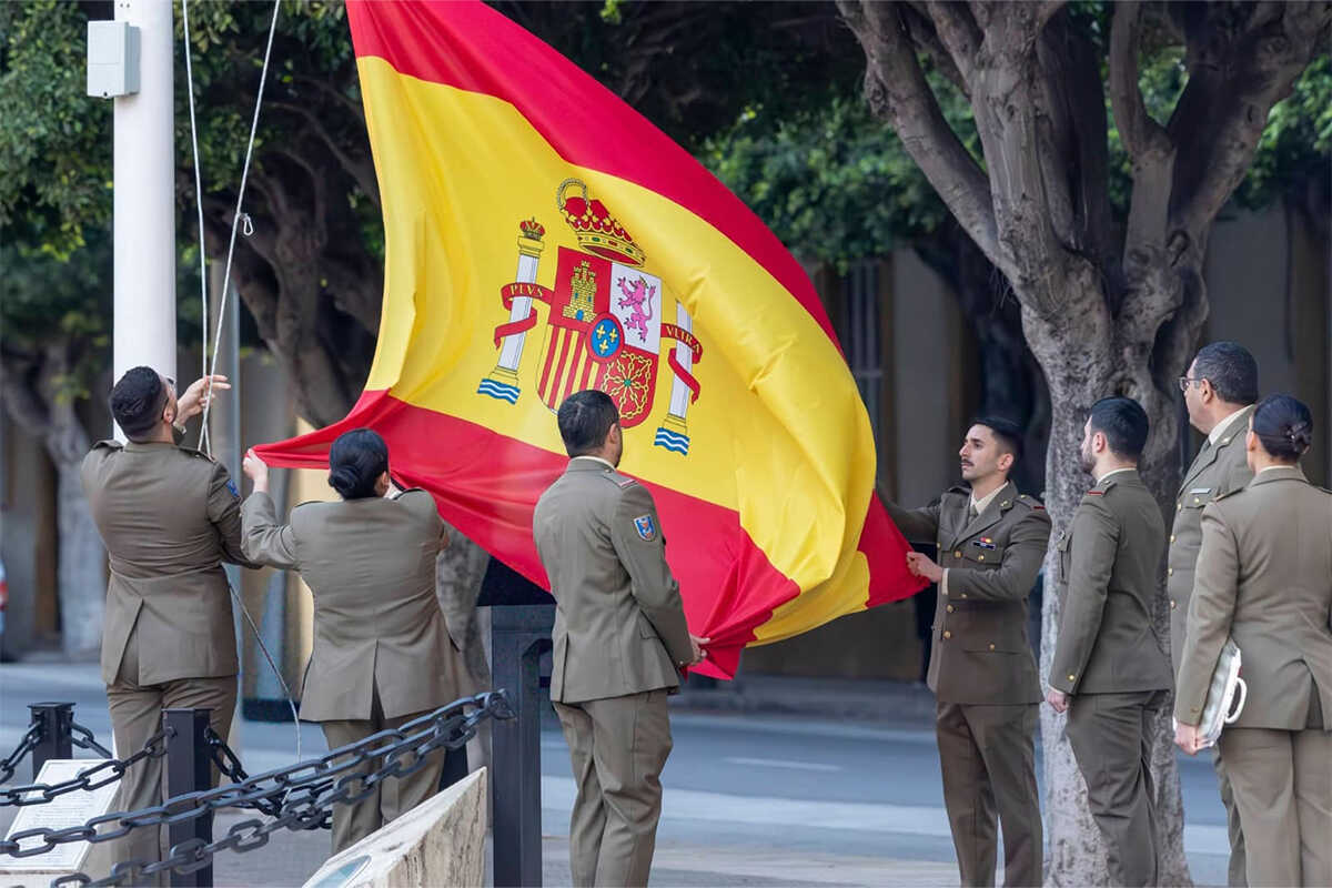 Entrega de la Bandera de España a la Casa de Ceuta en Melilla