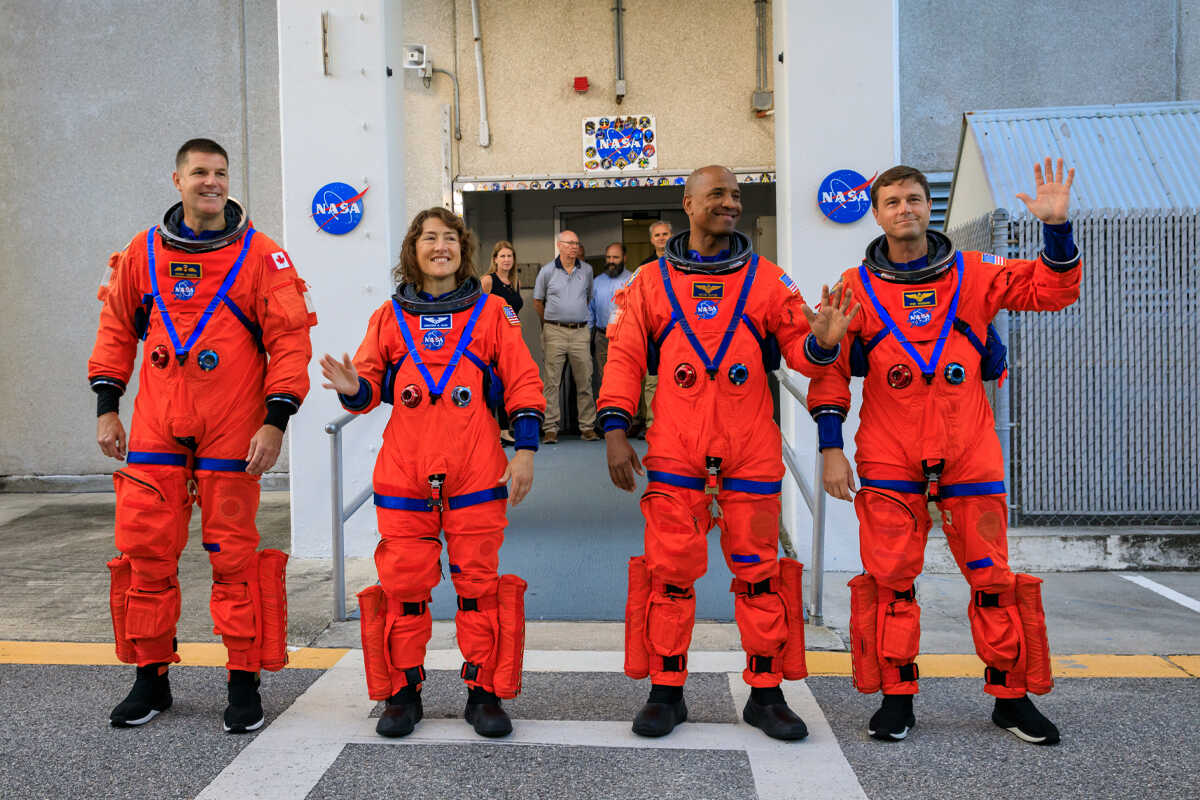 Tripulación de Artemis II: el astronauta de la CSA (Agencia Espacial Canadiense) Jeremy Hansen y los astronautas de la NASA Christina Koch, Victor Glover y Reid Wiseman