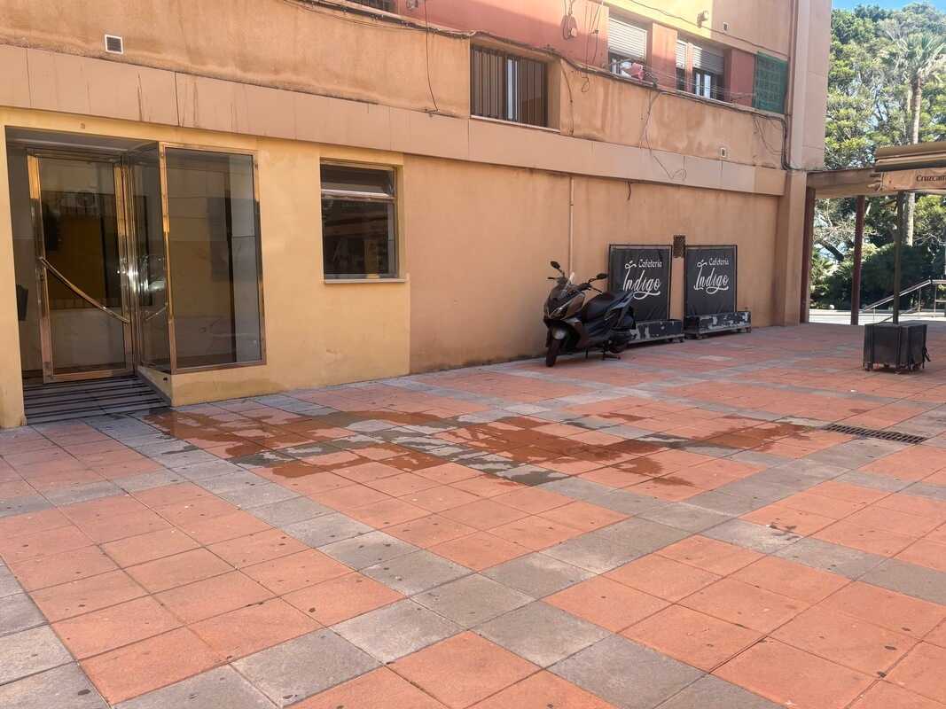 Inundación y malos olores en los pisos militares de la avenida España: los vecinos denuncian "abandono" / Alma Palomino