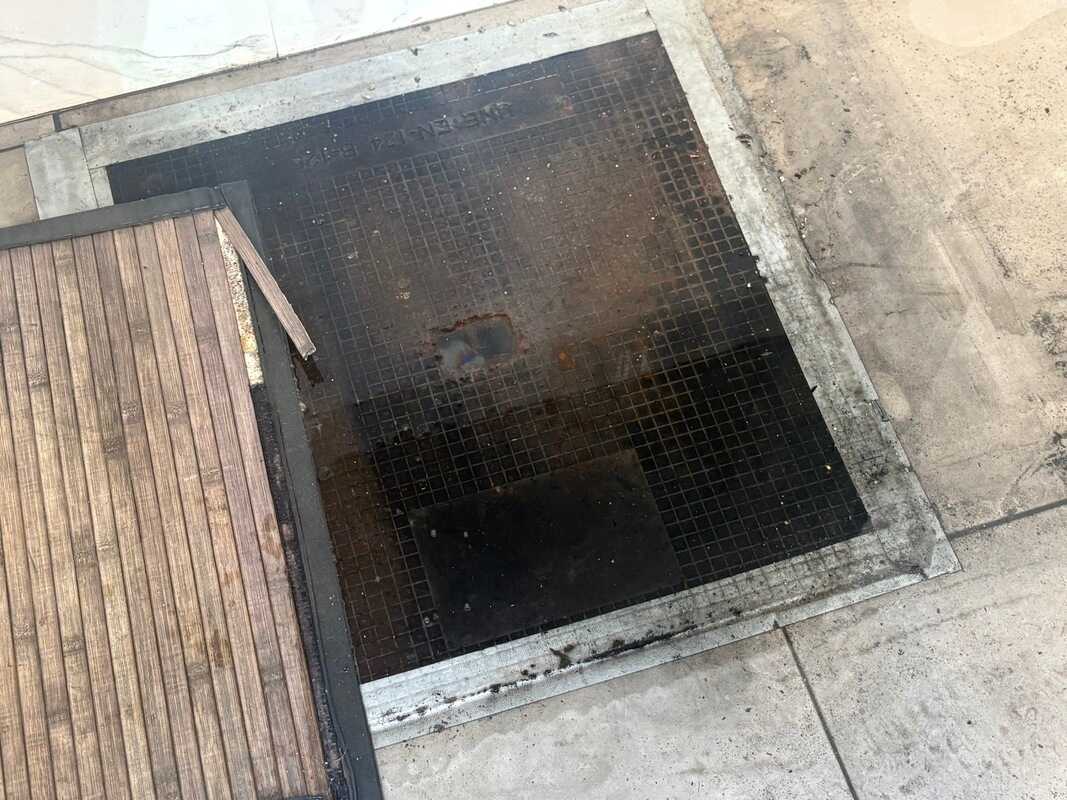 Inundación y malos olores en los pisos militares de la avenida España: los vecinos denuncian "abandono" / Alma Palomino