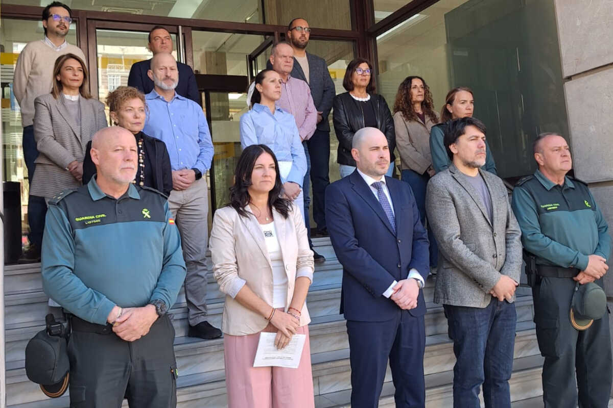 Minuto de silencio a las puertas de Delegación