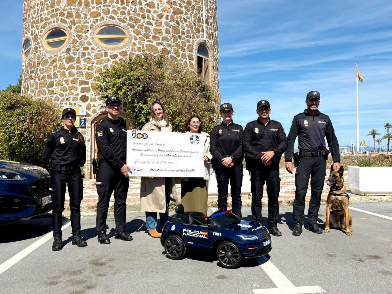 La Policía Nacional entrega 10.000 euros recaudados en la Ruta 091 al AMPA del Colegio San Antonio. Foto_ Alma Palomino