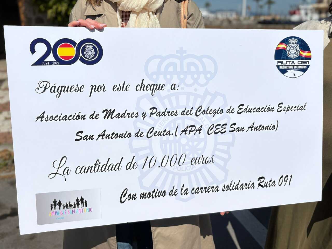 La Policía Nacional entrega 10.000 euros recaudados en la Ruta 091 al AMPA del Colegio San Antonio. Foto: Alma Palomino