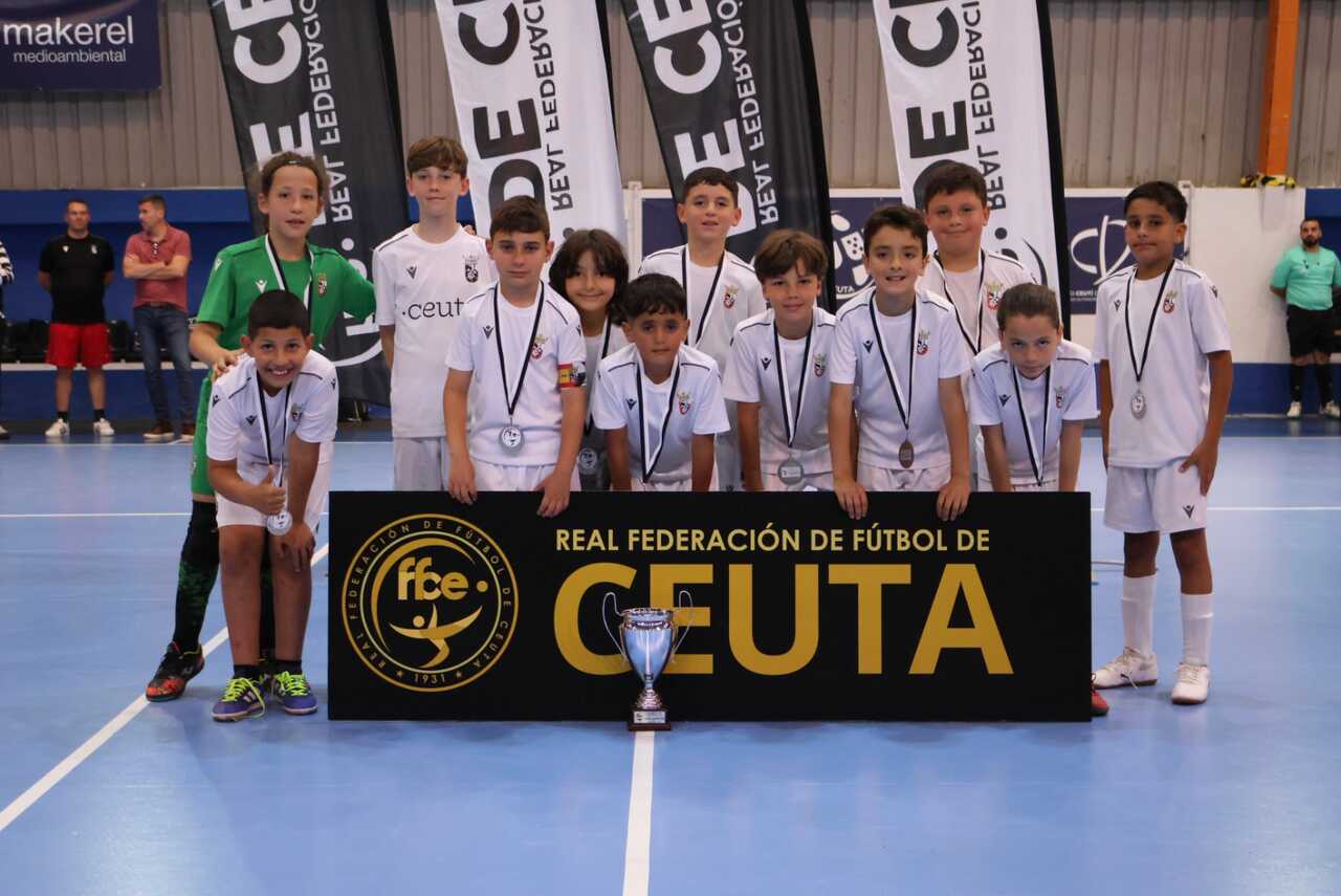 La AD Ceuta FC, subcampeón benjamín de fútbol sala