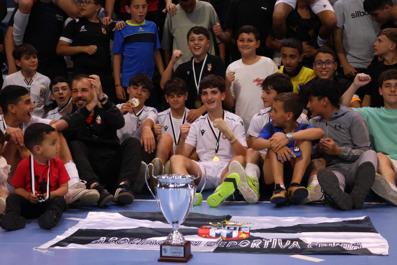 La AD Ceuta FC levanta el título de campeón infantil y se clasifica para el Campeonato de España
