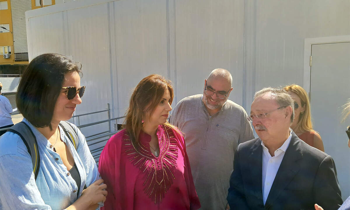 El presidente de la Ciudad y la Consejera de Sanidad, visitando el matadero móvil en Santos Vilela / César Martín