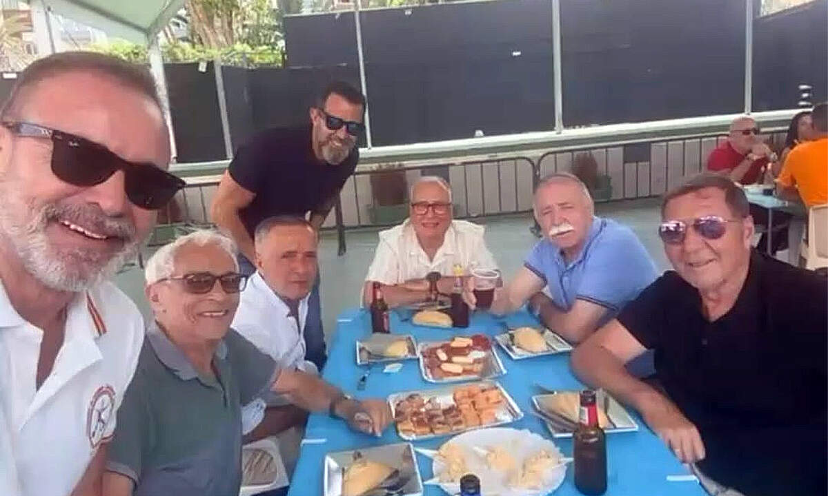 Agentes jubilados (sentados) junto a Lorente, el más antiguo en activo (de píe a la izda)