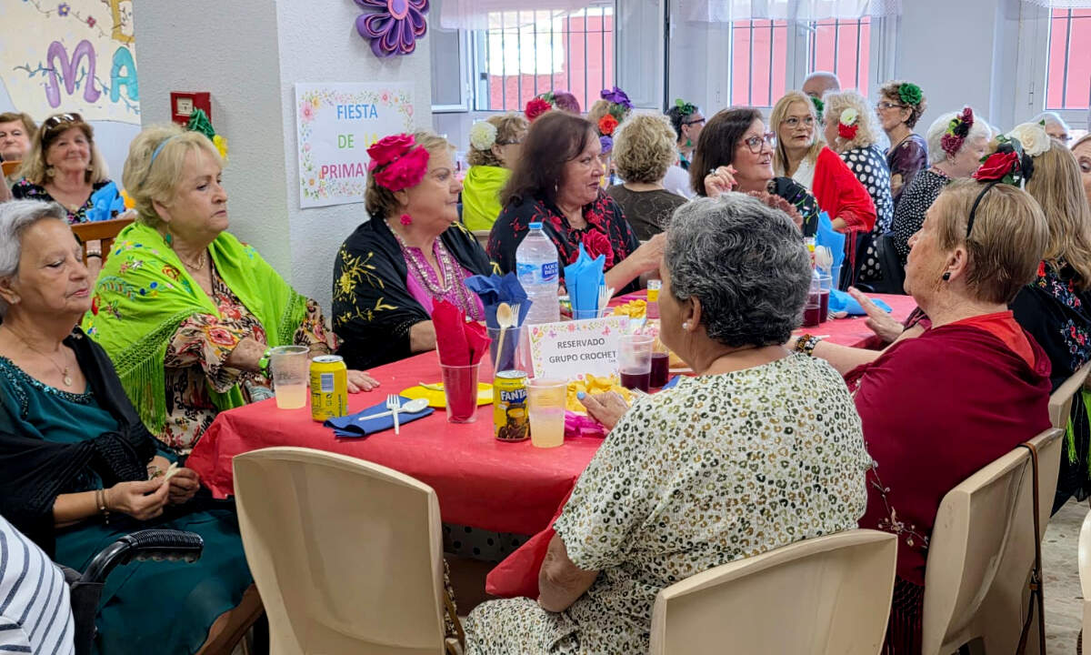 Usuarios, trabajadores y representantes institucionales han participado este jueves en la tradicional Fiesta de la Primavera organizada por el Centro del Mayor de Villajovita, una jornada marcada por la convivencia, la mú