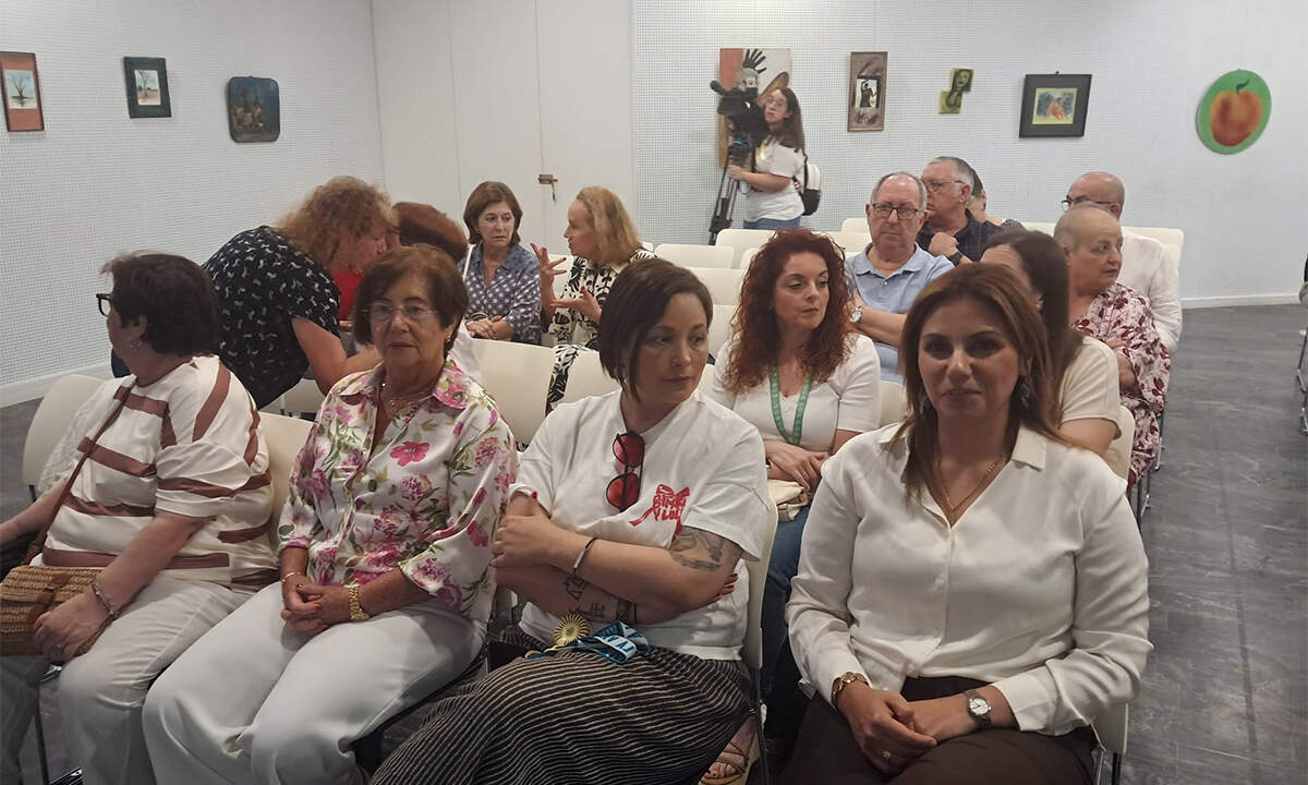 Conferencia sobre el cuidado de la piel en pacientes oncológicos / César Martín