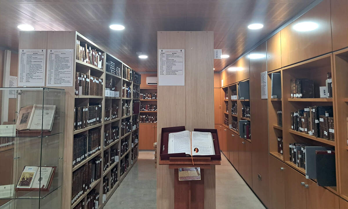 Fondos de la Biblioteca Histórico Militar / César Martín